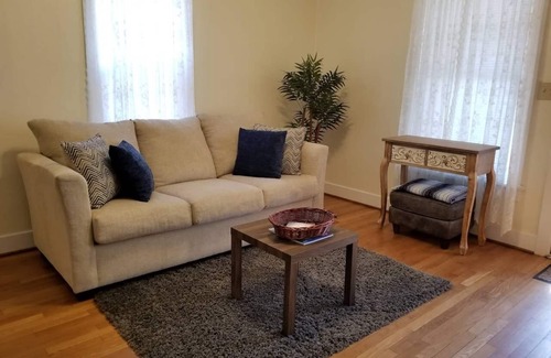 Manhattan House | Simple & Clean - PRIVATE DOWNTOWN COTTAGE - Easy to K-State & Mall