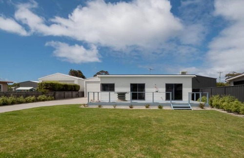 Stieglitz Apartment | Simple Coastal Retreat In St Helens With Water Views!