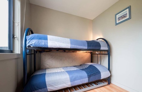 Stieglitz Apartment | Simple Coastal Retreat In St Helens With Water Views!