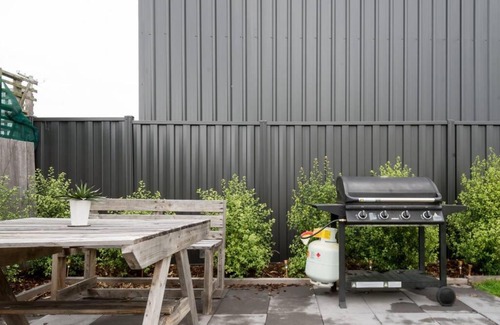 Stieglitz Apartment | Simple Coastal Retreat In St Helens With Water Views!