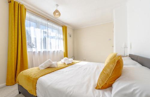 Newcastle-Under-Lyme Apartment | Simple Comforts - 2BR Flat with Free Parking in Newcastle-under-Lyme