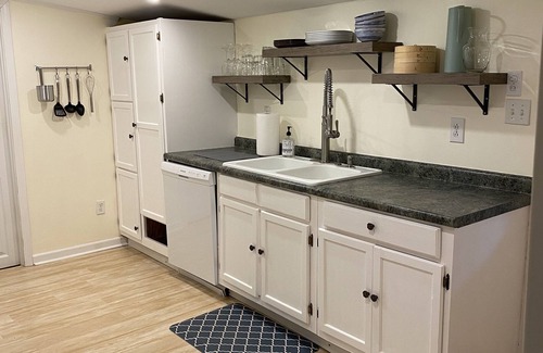 Yadkinville House | Simple comfort close to Winston & Vineyards