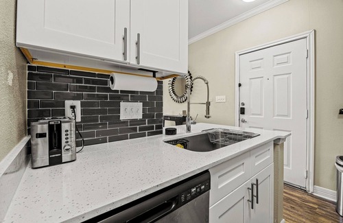 Smyrna Apartment | Simple Cozy Comfort 5 Minutes From The Battery!
