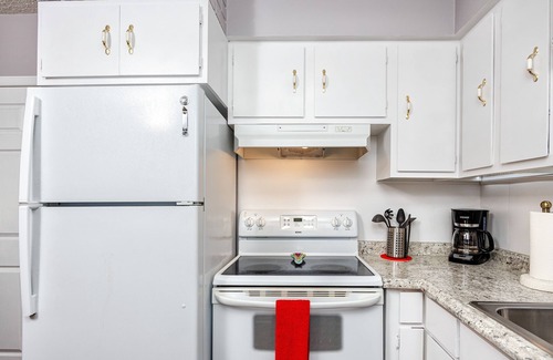 South Pinellas Community Council Apartment | Simple Cute Apartment, 5 min to Madeira Beach🏖