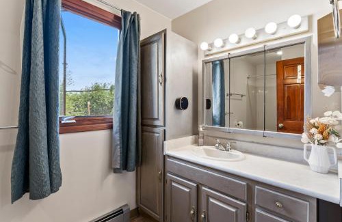 Airport Heights Community Council Bed & Breakfast | Simple Deluxe Private Room