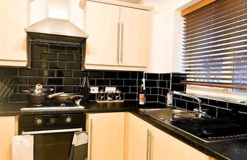 Broadheath House | Simple House w- FREE PARKING by Manchester Airport - FREE ONE-WAY DROP-OFF