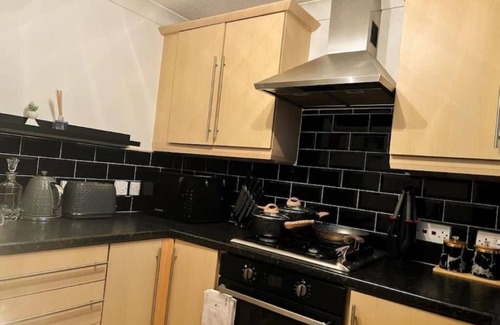 Broadheath House | Simple House w- FREE PARKING by Manchester Airport - FREE ONE-WAY DROP-OFF