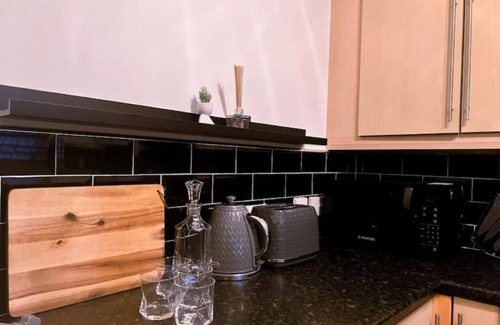 Broadheath House | Simple House w- FREE PARKING by Manchester Airport - FREE ONE-WAY DROP-OFF