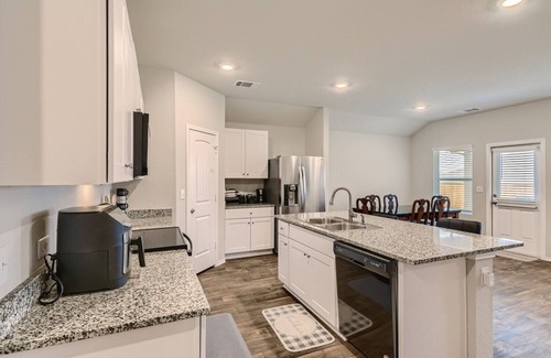 Austin House | Simple Lovely Home Close to the Airport & Tesla!