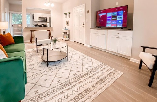 Milwood Apartment | Simple & Serene | Fast Wifi | Domain |LT Disc