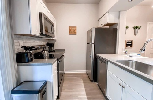 Milwood Apartment | Simple & Serene | Fast Wifi | Domain |LT Disc