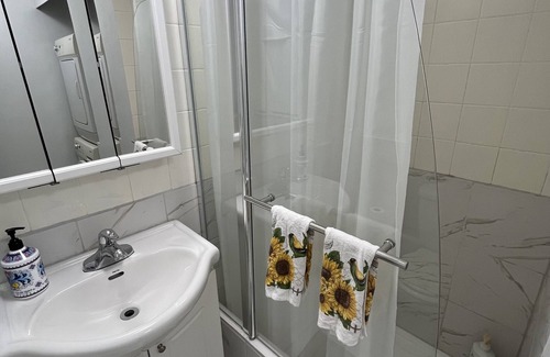 Cote-Des-Neiges—Notre-Dame-De-Grace House | Simple stay in Montreal