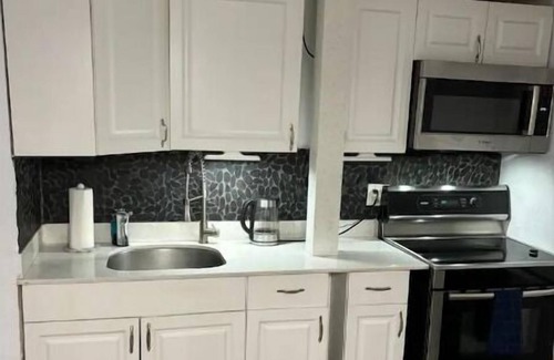 River Oaks Apartment | Simple Studio w own entrance 8 mins to KFLL 8 mins to Port Everglades