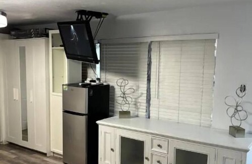River Oaks Apartment | Simple Studio w own entrance 8 mins to KFLL 8 mins to Port Everglades