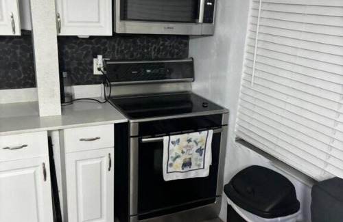 River Oaks Apartment | Simple Studio w own entrance 8 mins to KFLL 8 mins to Port Everglades