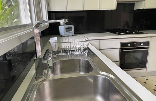 Marsfield House | Simple sunny room at a quiet location