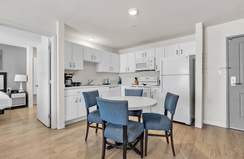 Far North Central Apartment | Simplicity At the Rim 1201 I Comfy 2 Bed 2 Bath