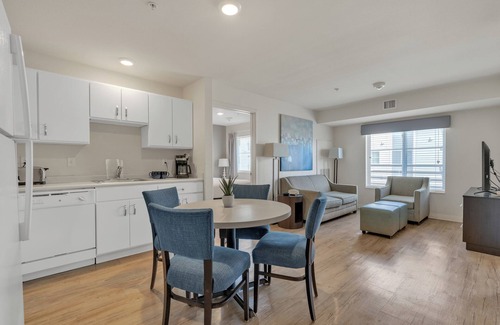 Far North Central Apartment | Simplicity At the Rim 1321 I Comfy 2 Bed 2 Bath