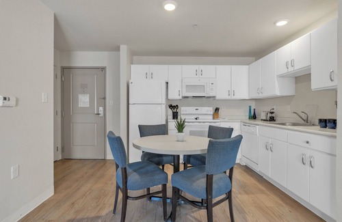 Far North Central Apartment | Simplicity At the Rim 1321 I Comfy 2 Bed 2 Bath