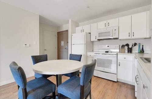 Far North Central Apartment | Simplicity At the Rim 1408 I Comfy 2 Bed 2 Bath