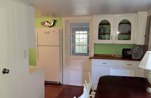 The Pines House | SIMPLISTIC LIVING Cute & Cozy Cottage in town - walk/bike to beach!