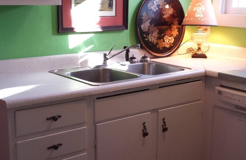 The Pines House | SIMPLISTIC LIVING Cute & Cozy Cottage in town - walk/bike to beach!