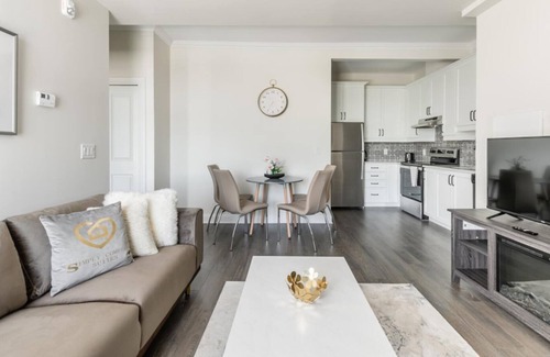 Smiths Falls Apartment | Simply Comfort. Rideau Private Apartment w Kingsize bed. Parking.