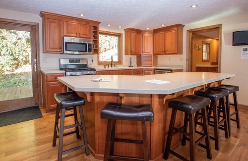 Hammondsport Cottage | Simply Keuka: "Spectacular Views and Hot Tub for Maximim Relaxation!"
