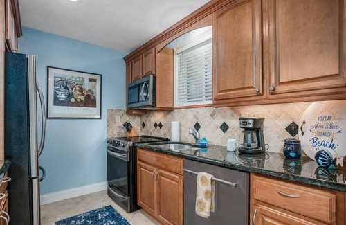 Saint Armands Key Condo | Simply Paradise! Updated Corner Unit Steps to Lido Beach & St. Armand's Circle, Pool, & Spa!