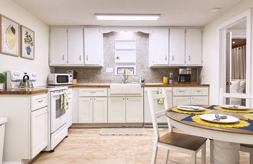 Salem House | Simply Salem Cottage - King beds - Dog Friendly!