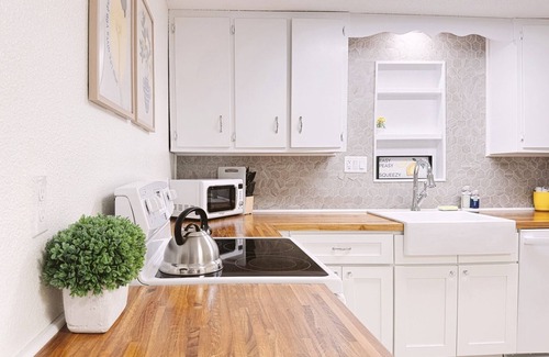 Salem House | Simply Salem Cottage - King beds - Dog Friendly!