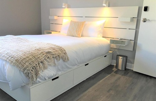 Ottawa Division Apartment | Simply Stays