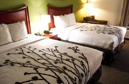 Laurel House | Simply stylish! 2 Double Beds