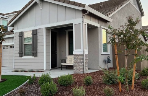 Roseville House | Simply Sweet & Cozy in Roseville