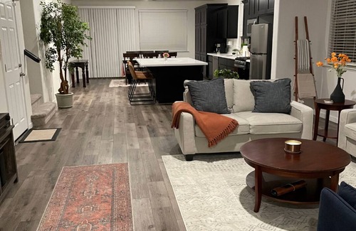 Roseville House | Simply Sweet & Cozy in Roseville