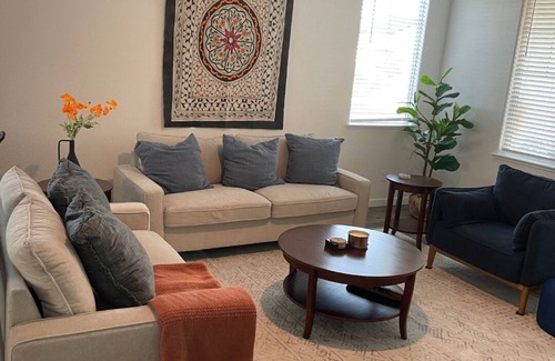 Roseville House | Simply Sweet & Cozy in Roseville