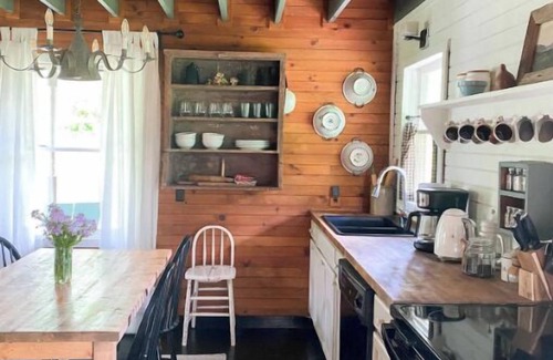 Damascus Cabin | Simply sweet creekside cottage with loft