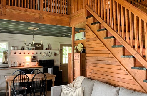 Damascus Cabin | Simply sweet creekside cottage with loft