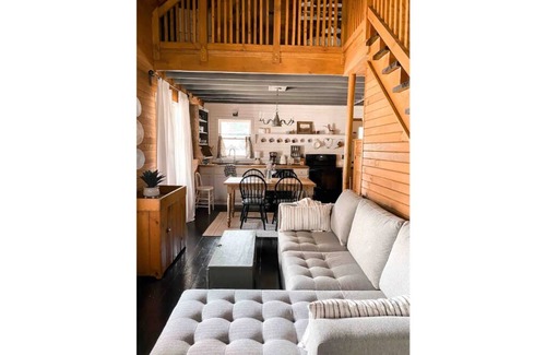 Damascus Cabin | Simply sweet creekside cottage with loft