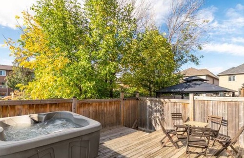 Stoney Creek House | SimplyComfort. 3BR 2.5 BA, HOT TUB, GYM, SAUNA, BBQ, PLAYGROUND