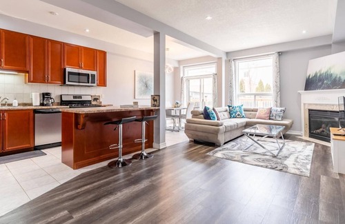 Stoney Creek House | SimplyComfort. 3BR 2.5 BA, HOT TUB, GYM, SAUNA, BBQ, PLAYGROUND