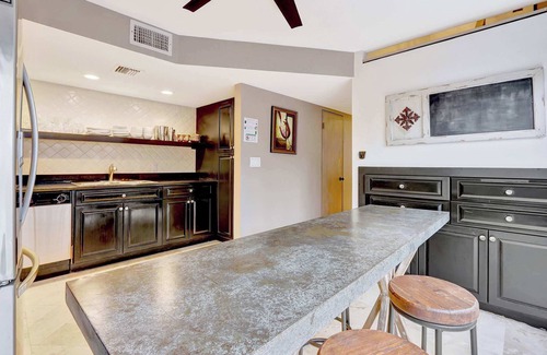 Hendricks and Venice Isles Apartment | Singer House Waterfront Retreat – 2BR & Jacuzzi