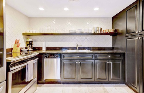 Hendricks and Venice Isles Apartment | Singer House Waterfront Retreat – 2BR & Jacuzzi