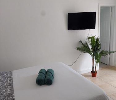 Palm Beach Shores Apartment | Singer Island Inn Studio/Walk to the Beach