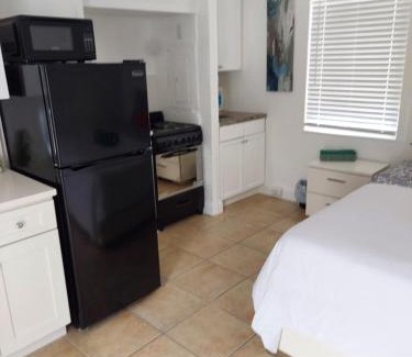 Palm Beach Shores Apartment | Singer Island Inn Studio/Walk to the Beach