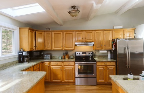 Manchester-by-the-Sea House | Singing Beach Passes|Outdoor fireplace|Wraparound Deck|King Bed