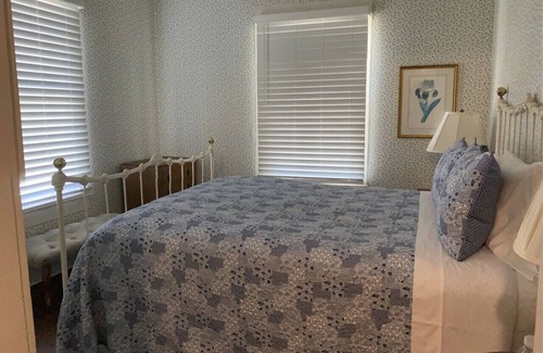 Glen Rose Hotel | Singing Trees Inn – Queen Bed Riverside Getaway