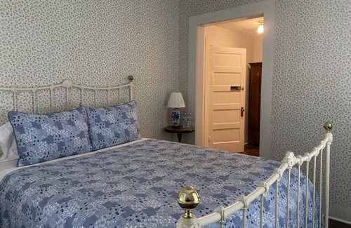 Glen Rose Hotel | Singing Trees Inn – Queen Bed Riverside Getaway
