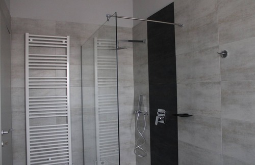 Somma Lombardo Bed & Breakfast | single bed room near Malpensa Airport, private bathroom, desk, wifi, parking