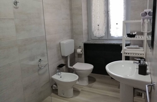 Somma Lombardo Bed & Breakfast | single bed room near Malpensa Airport, private bathroom, desk, wifi, parking